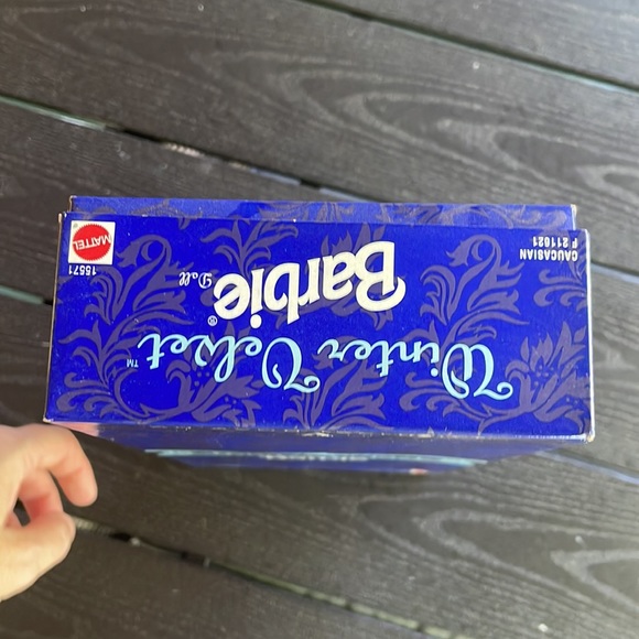 - NRFB Vintage 1995 AVON ~ Winter Velvet Barbie Doll ❄️ - Picture 14 of 16